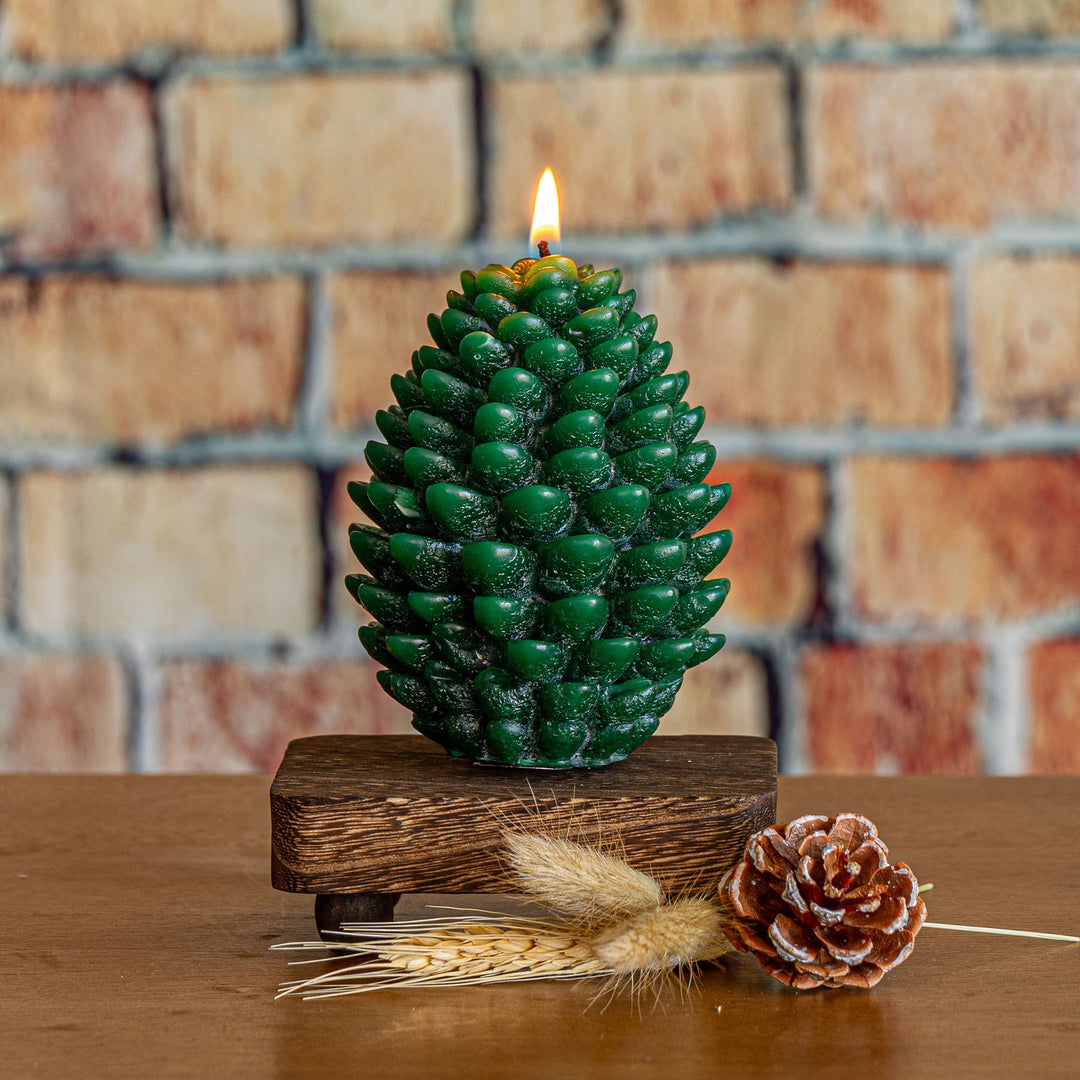 Bougie sculptée pomme de pin Signature - Forêt